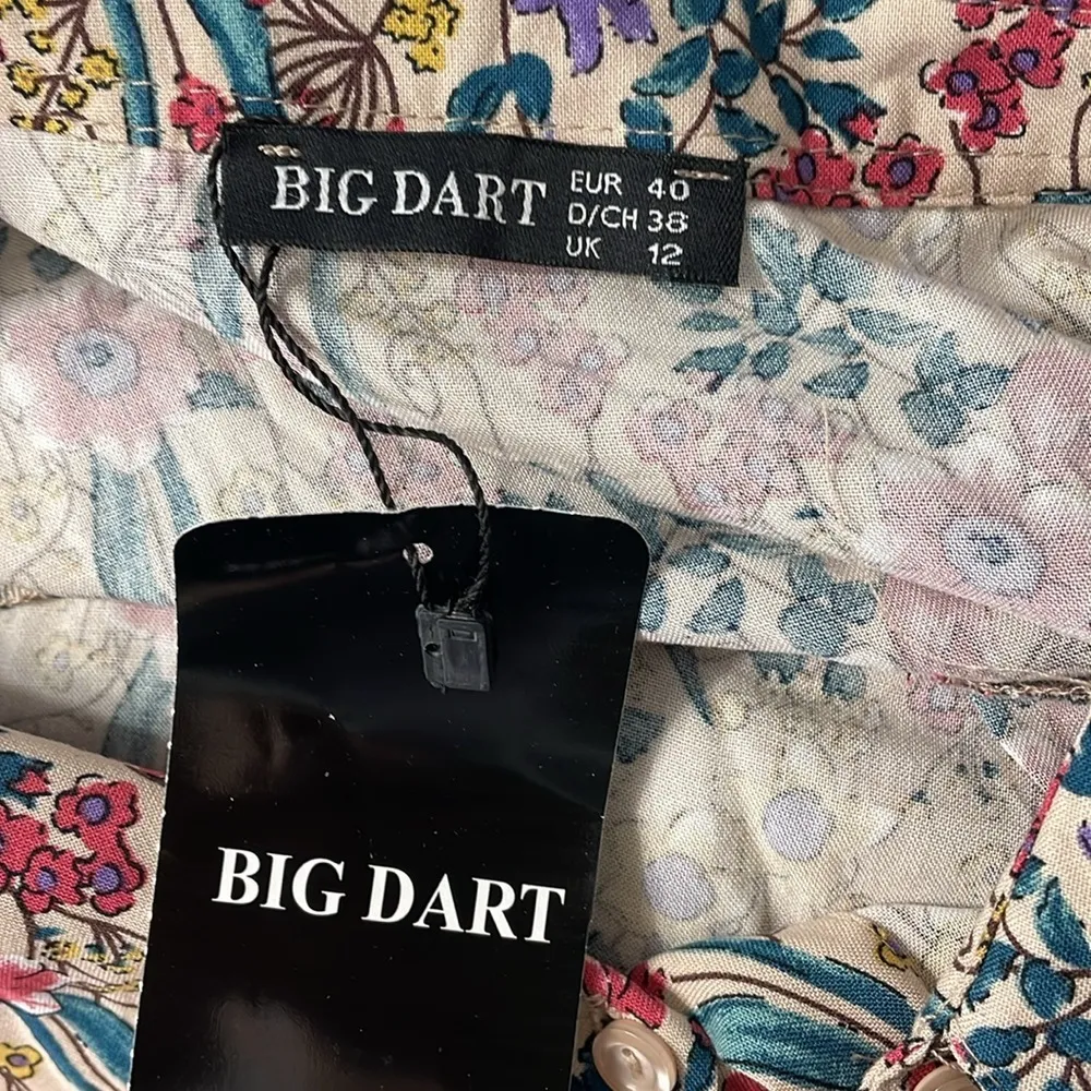 Big Dart Floral Button Down Shirt Blue Size M - Image 4