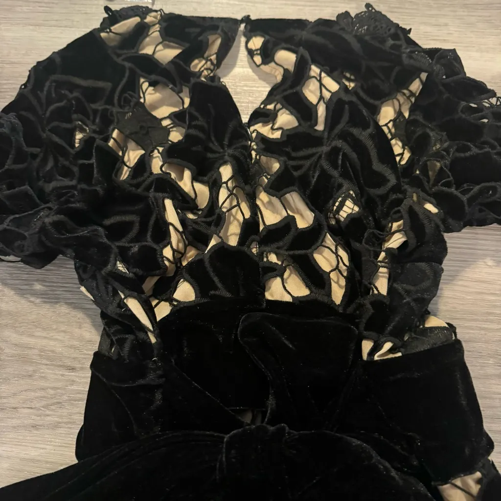 Venus Size 8 V-Neck Black Lace and Velvet Above Knee Dress - Image 7