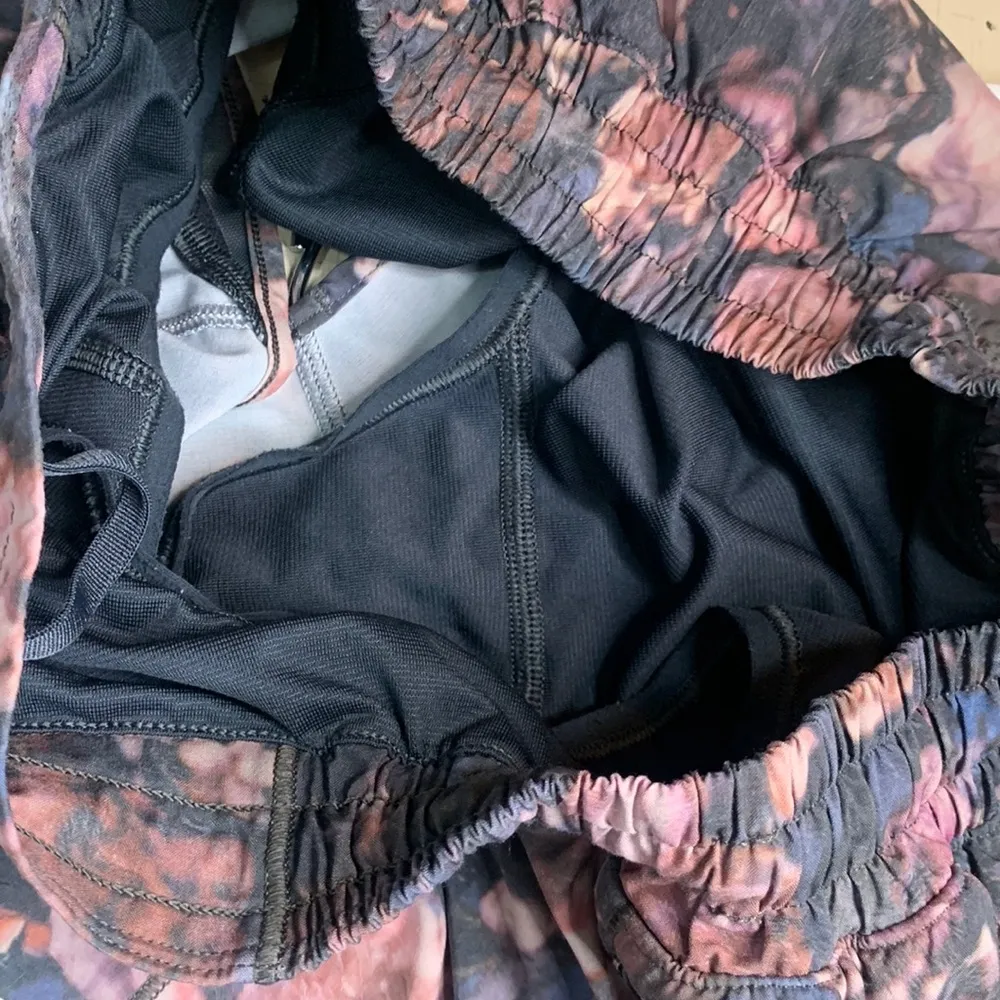 Lululemon Hotty Hot Short II 2.5" Frosted Rose Multi / Melanite W-560 Sz 6 - Image 13