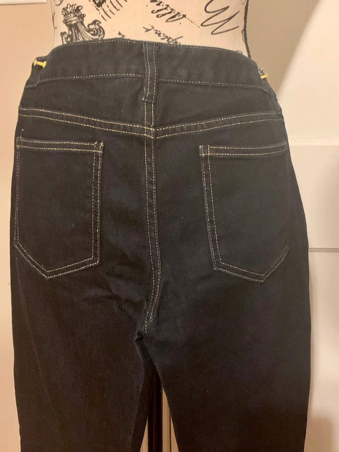 Cropped Slim Jeans....Sz: 28 - Image 4
