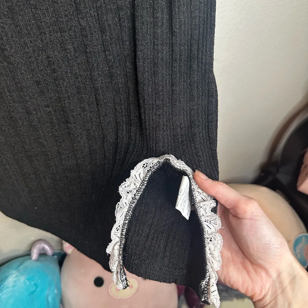 ROMWE Black Mini Dress with White Lace Trim - Image 4