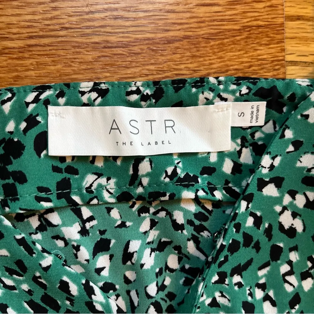 ASTR Green Spotted Faux Wrap Front Spaghetti Strap Tank Top Small - Image 3