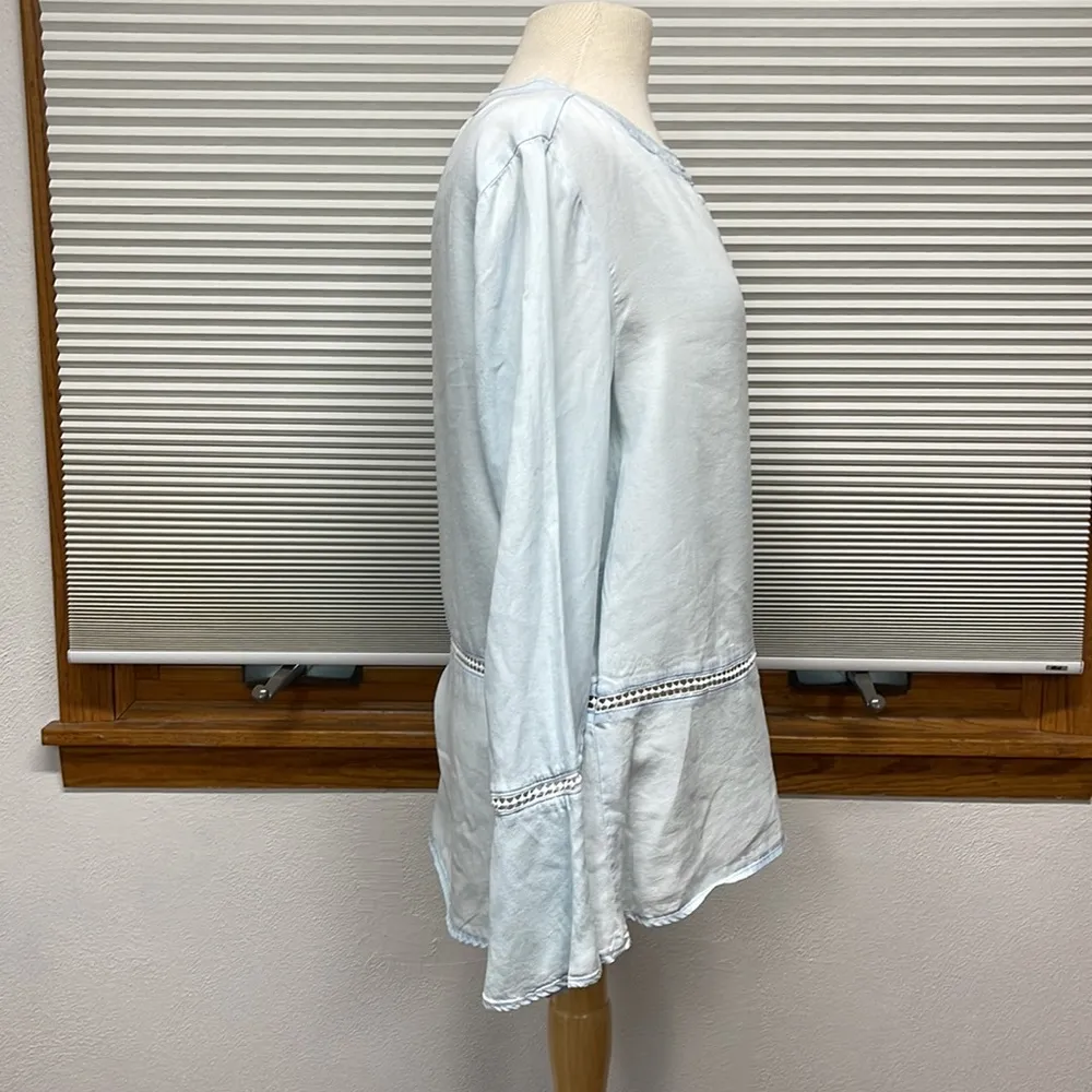 Fourteenth Place Light Blue Chambray and Lace Bell Sleeve Top Size Medium - Image 4