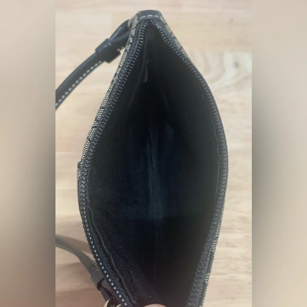 COACH BLACK MINI SIGNATURE C WRISTLET - Image 7