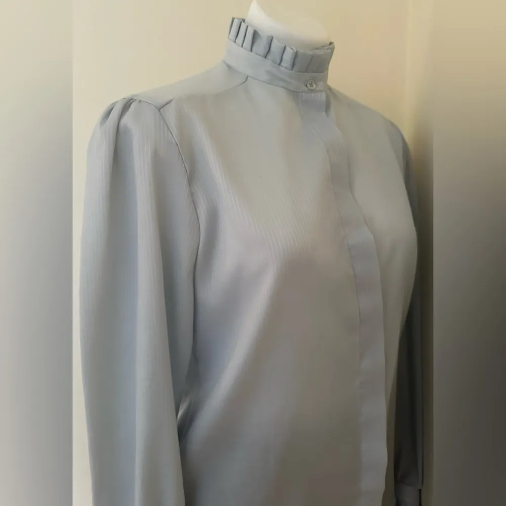 Shapely Vintage Blue Pleated Turtle Neck/Cuffs Long Sleeves Hidden Buttons Sz 14 - Image 4