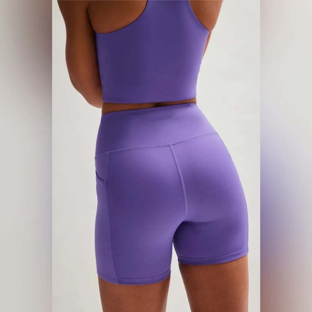 Girlfriend Collective Aurora Compressive Pocket Run Short purple - Image 4