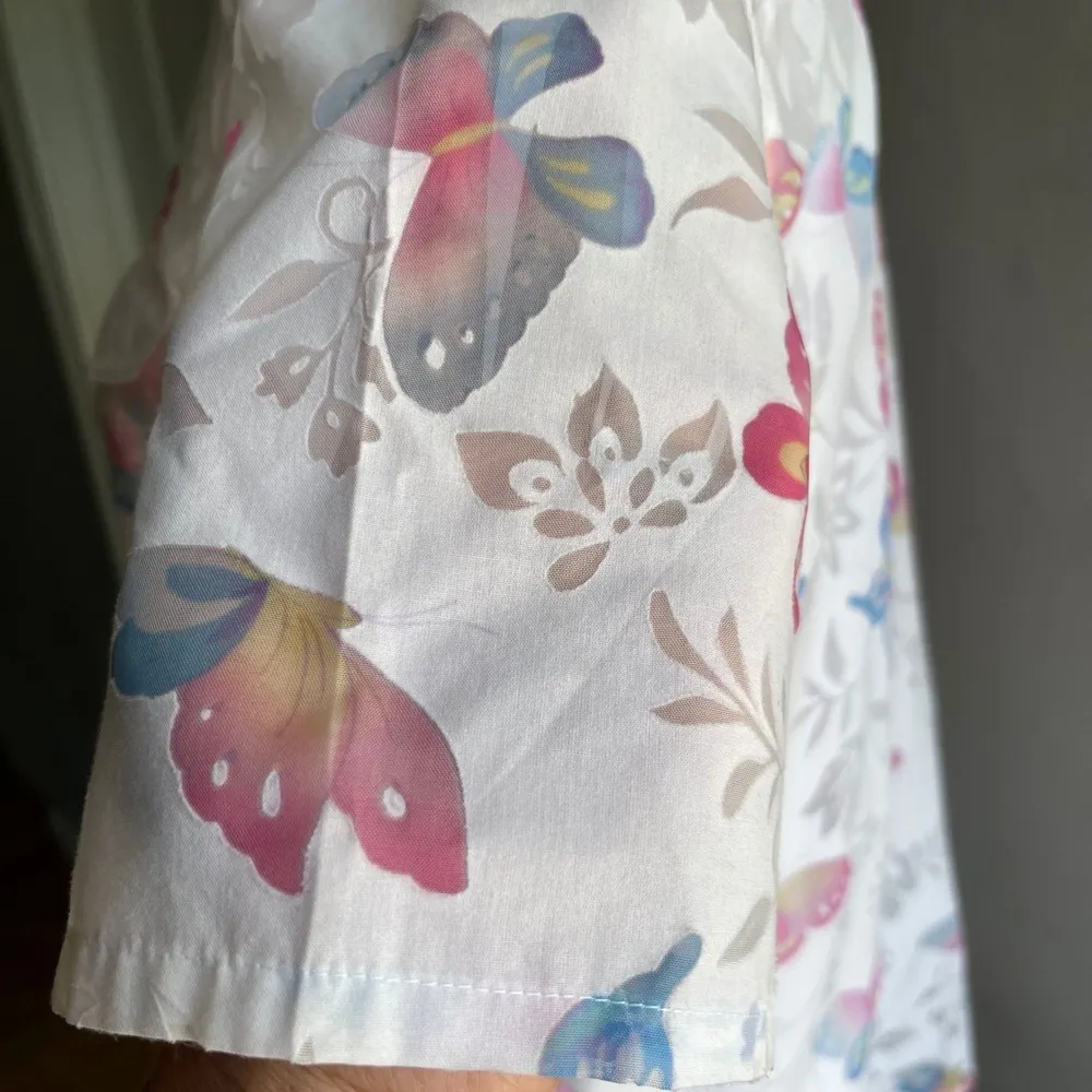 Alfred Dunner Butterfly Print Button Up Shirt Short Sleeve White Floral Top - Image 5