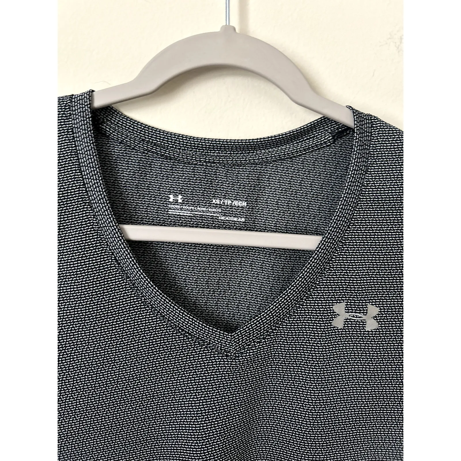 Under Armor V Neck, size XS - Image 2