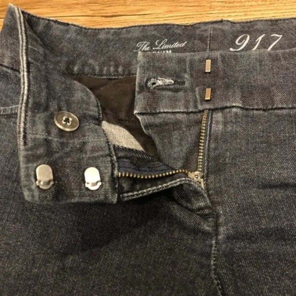 The Limited 917 Stretch Denim Shorts Size 4 Pocket Zipper Stretchy Spring Summer - Image 3