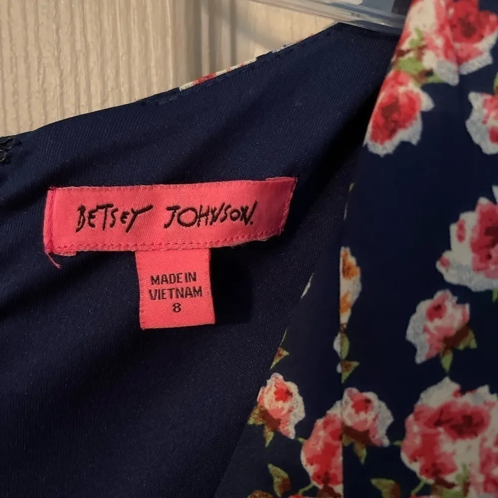 Betsey Johnson navy floral v-neck fitted flare skirt dress. - Image 4