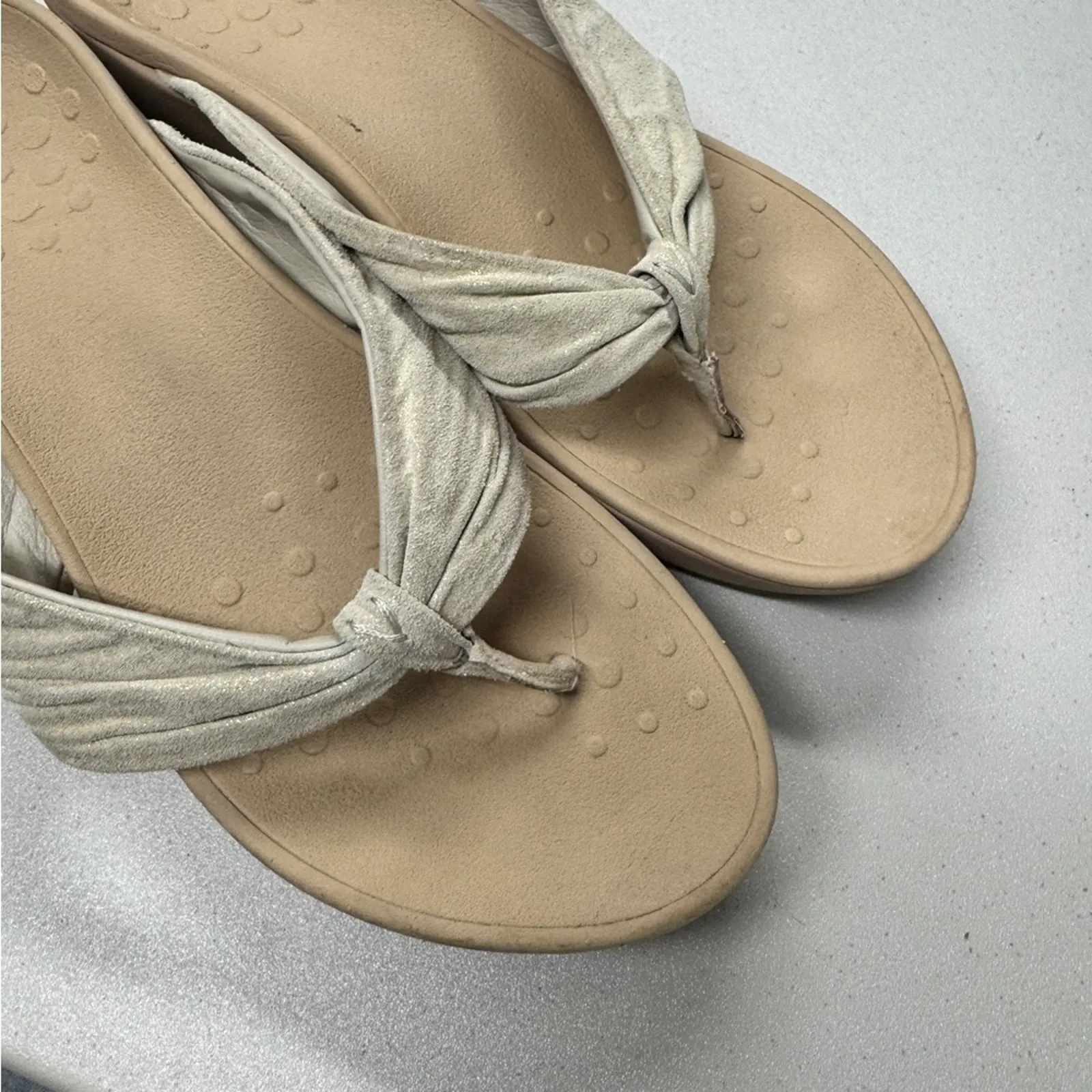 Vionic Tan Leather Flip Flop Wedge Sandals Womens 9 Casual Beachy Comfort Shoes - Image 4