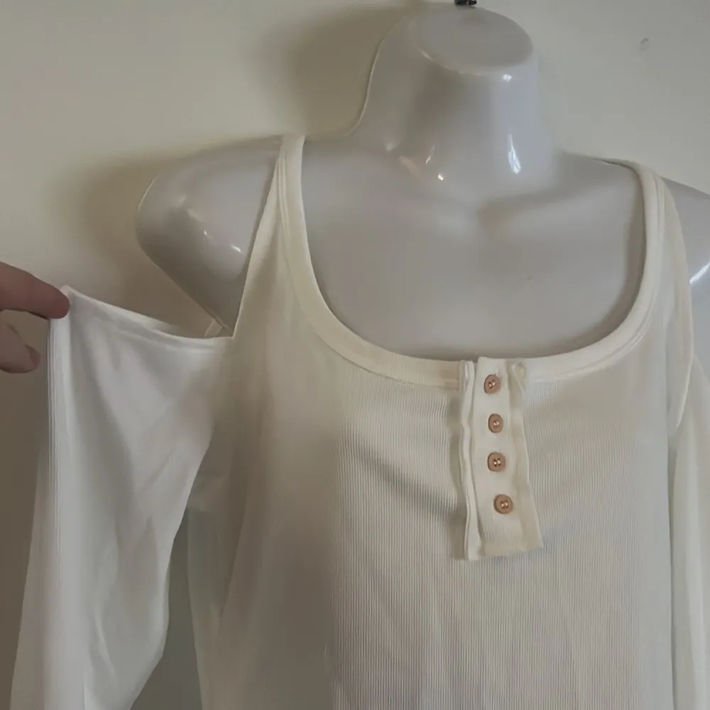 NWOT Cold shoulder top White Size XL - Image 2