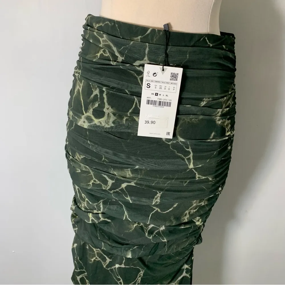 ZARA midi ruched skirt printed size Small - Image 7