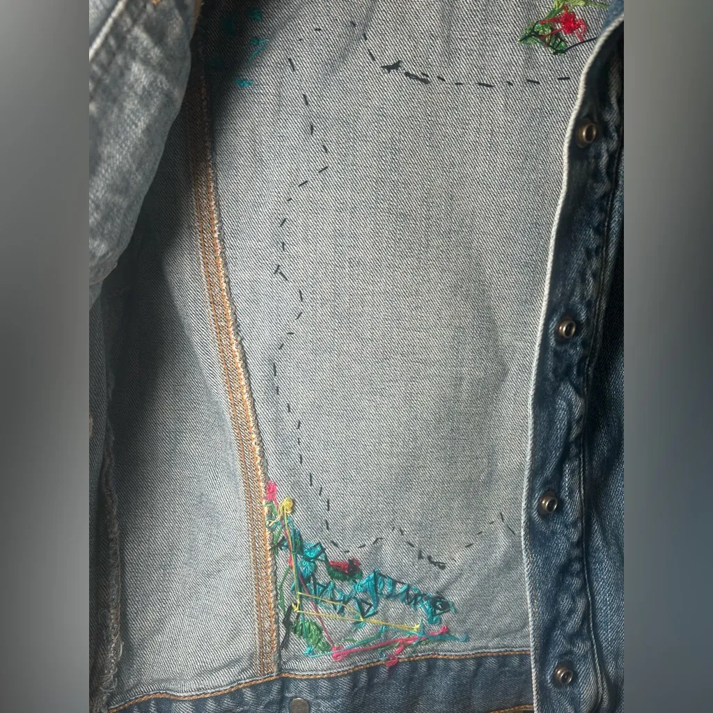 Embellished Levi's vintage Weekend Jean Jacket, Frida Kahlo imagery, embroidery Blue Size M - Image 10