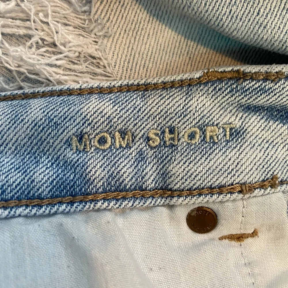 American Eagle light wash mom denim short - Image 4