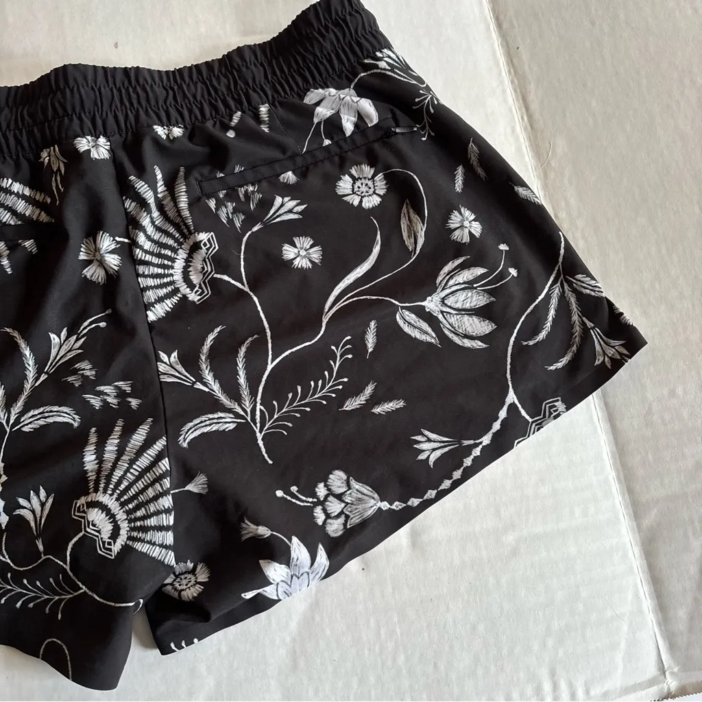 Athleta Women's Black and White Printed Baja Shorts Size 12 - Image 9