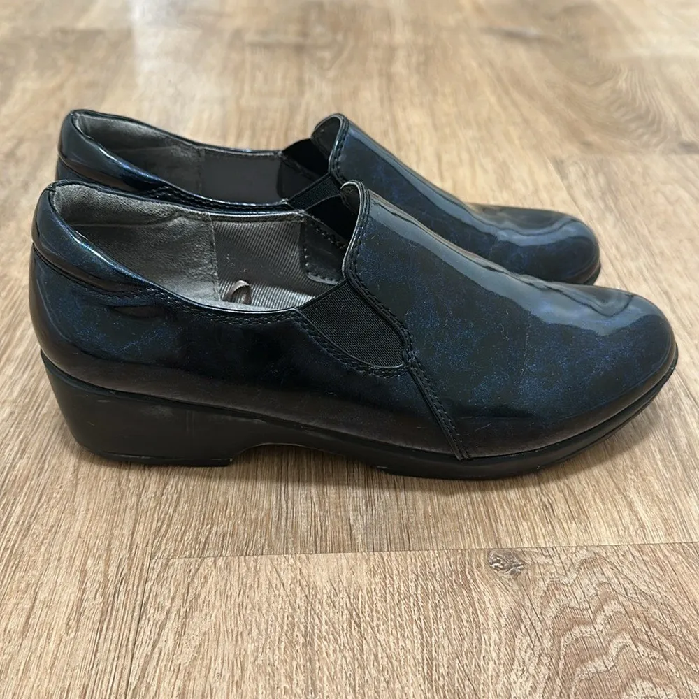 LIFESTRIDE | Women's Buzz Navy Faux Patent Slip On Memory Foam Loafers Blue Size 7 - Image 3