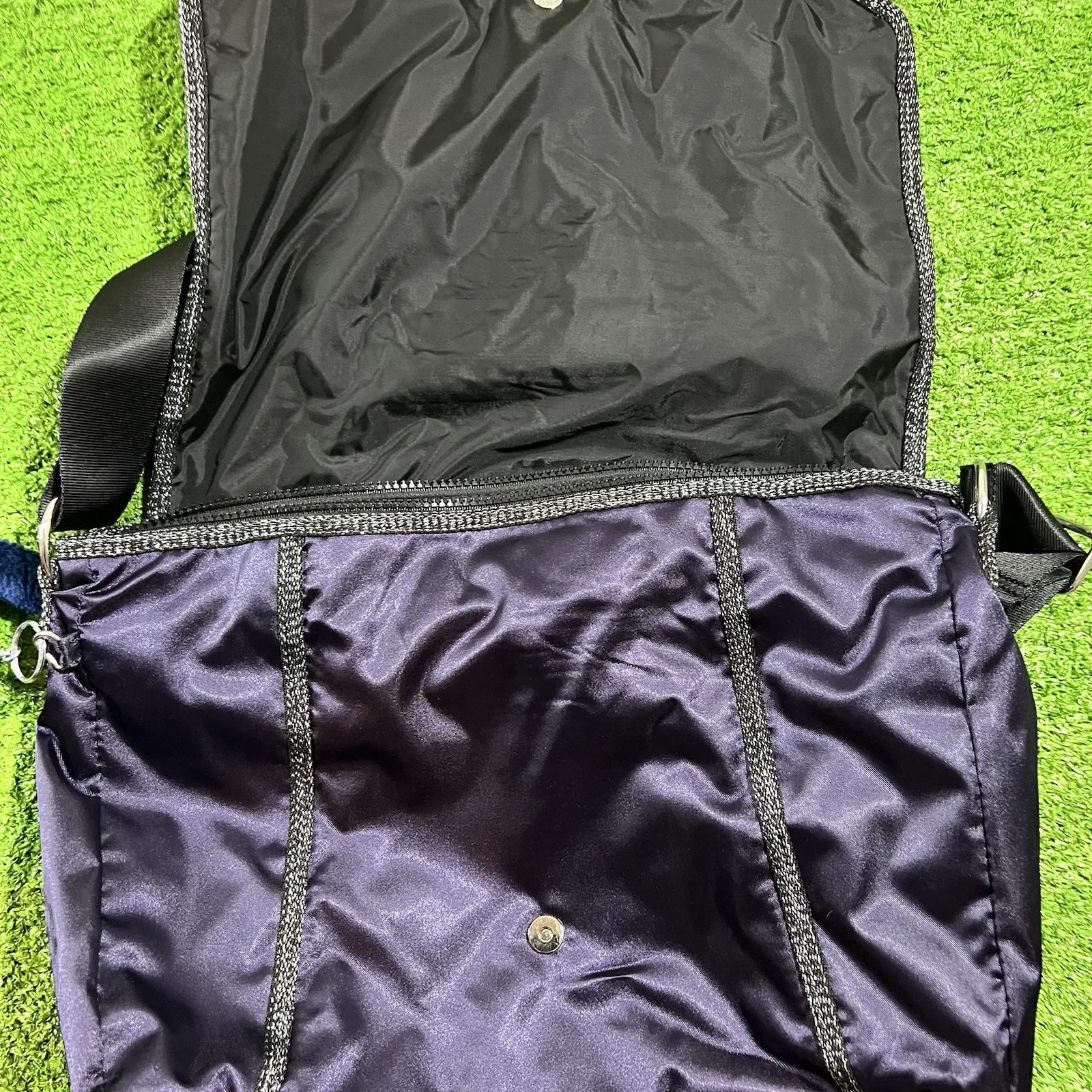 Kipling Messenger Bag Gorilla Girlz Metallic Purple RARE Satin Silver Cross Body - Image 9