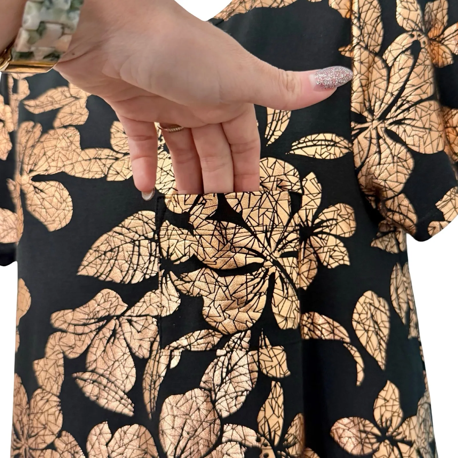 Lularoe Carly Metallic Gold Foil Floral Black Shirt Short Sleeve Dress size XS - Image 3