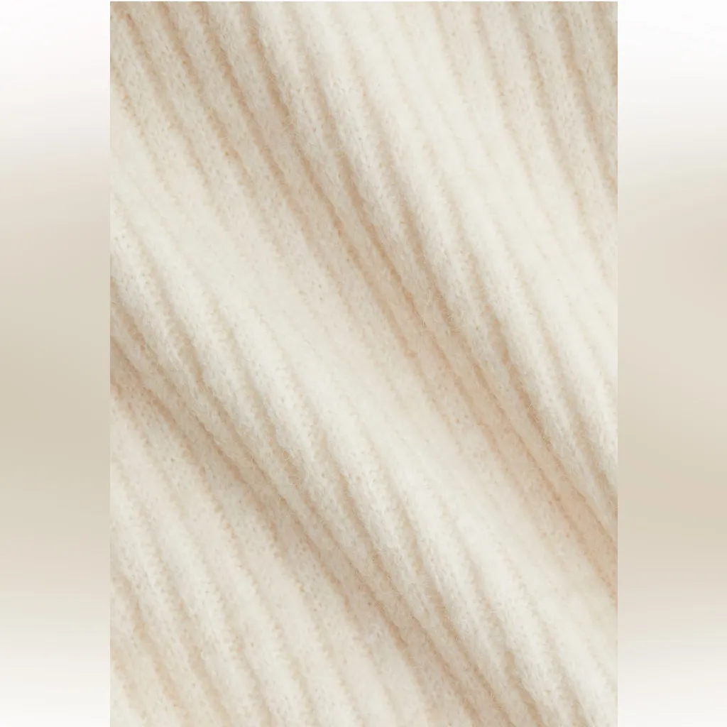 H&M  • off the shoulder sweater - Image 4