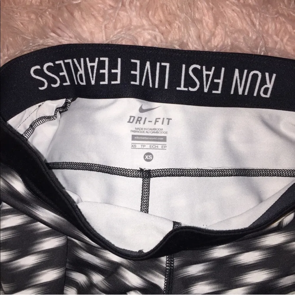 Nike Dri Fit Cropped Leggings XS - Image 5