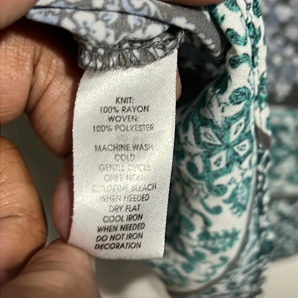 Loft Outlet Women’s Gray top with front design.  Size Large Petite. - Image 5