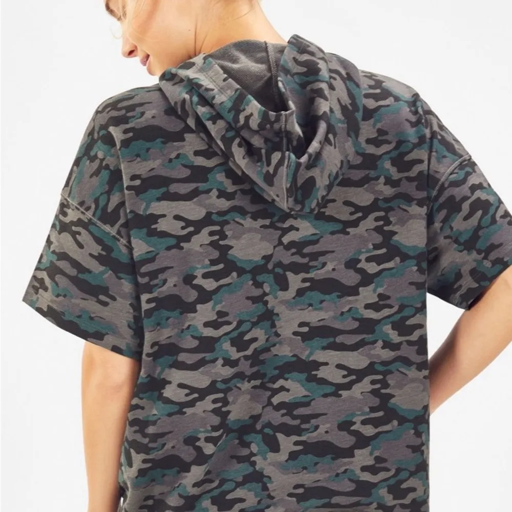 Womens Fabletics Hadley Hi Lo Short Sleeve Tee Hoodie Camo Print Size XS Pockets - Image 2