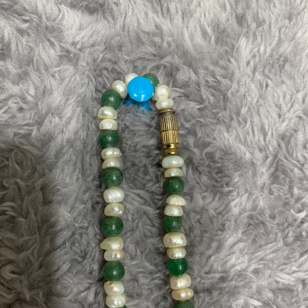 Vintage Green Stone & Freshwater Pearl Beaded Necklace 24” Barrel Clasp - Image 4