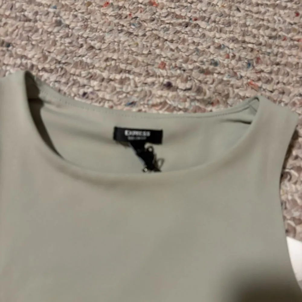 NWT Express Body Contour High Compression High Neck Cropped Tank Sage- Size XS - Image 6