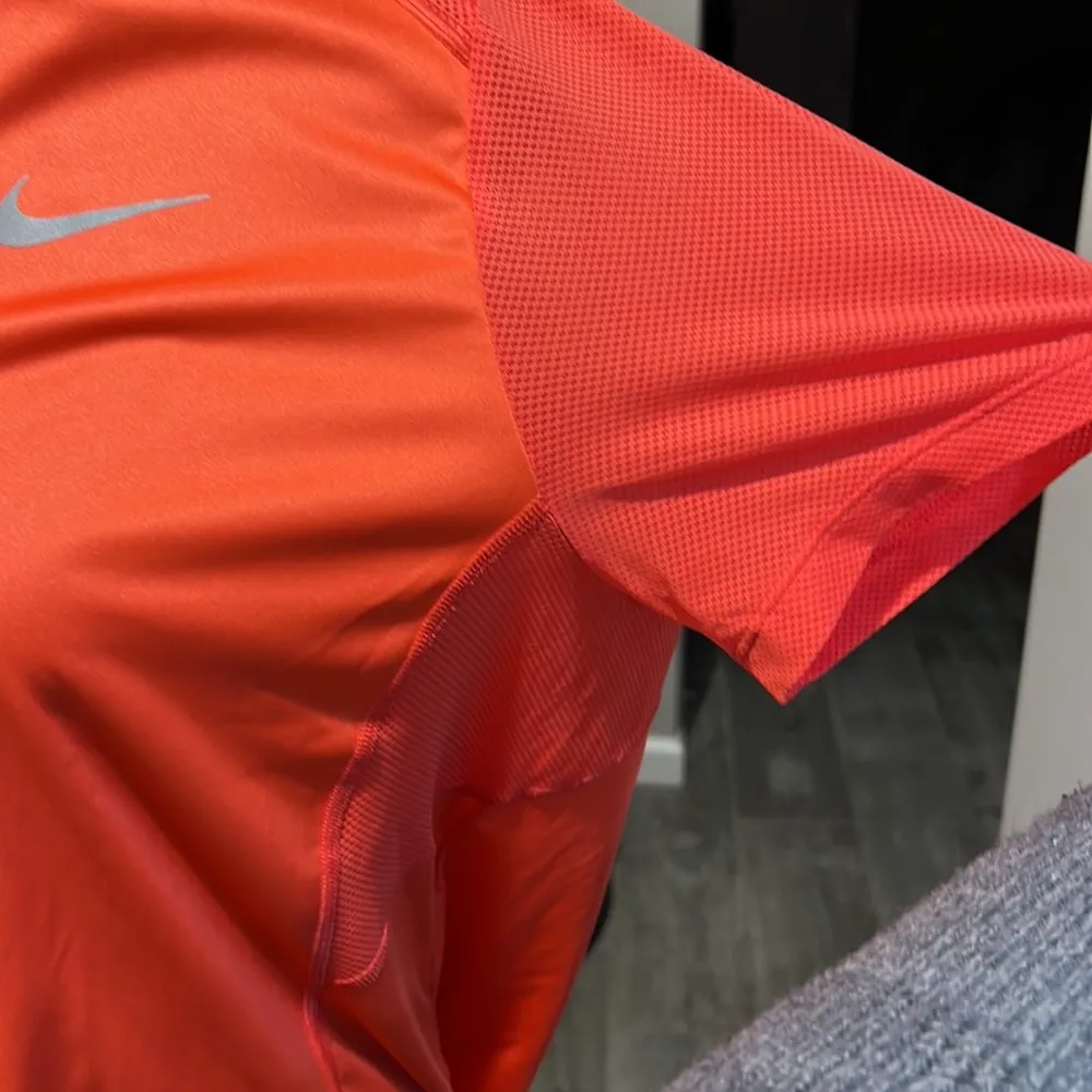 Nike short sleeve Dri-Fit - Image 2