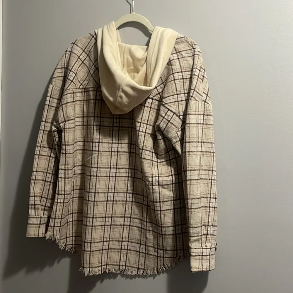 NEW IN Oversized Flannel Button Down Plaid Jacket Raw Hem NWT Tan Size M - Image 11