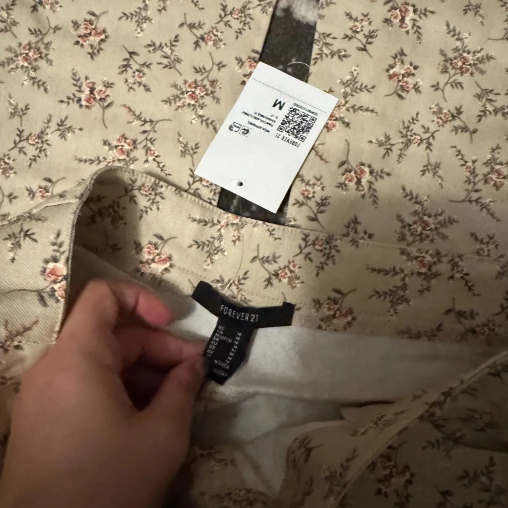 NWT Ditsy Floral Jeans - Image 3