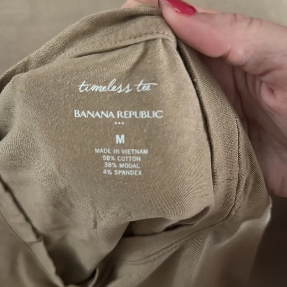 Banana republic timeless boxy tee size medium in tan - Image 4