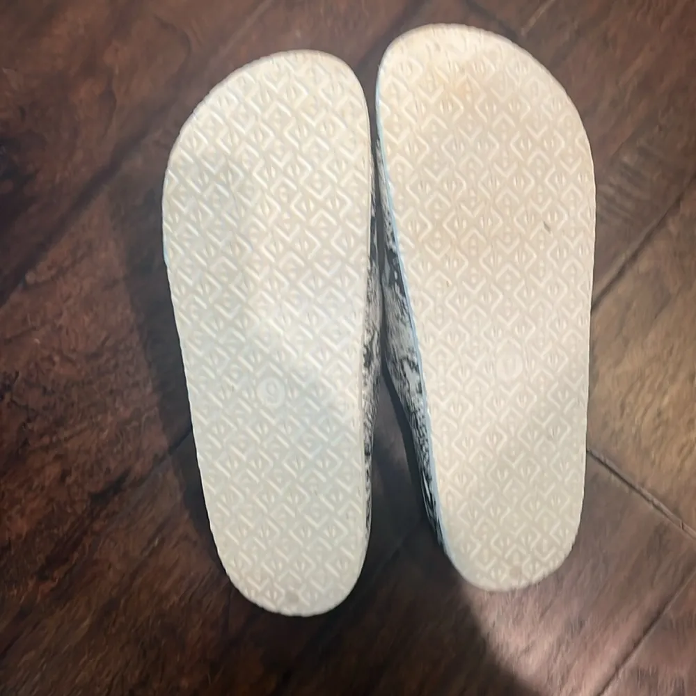 Vince Camuto Animal Print Plastic slide 9 - Image 2