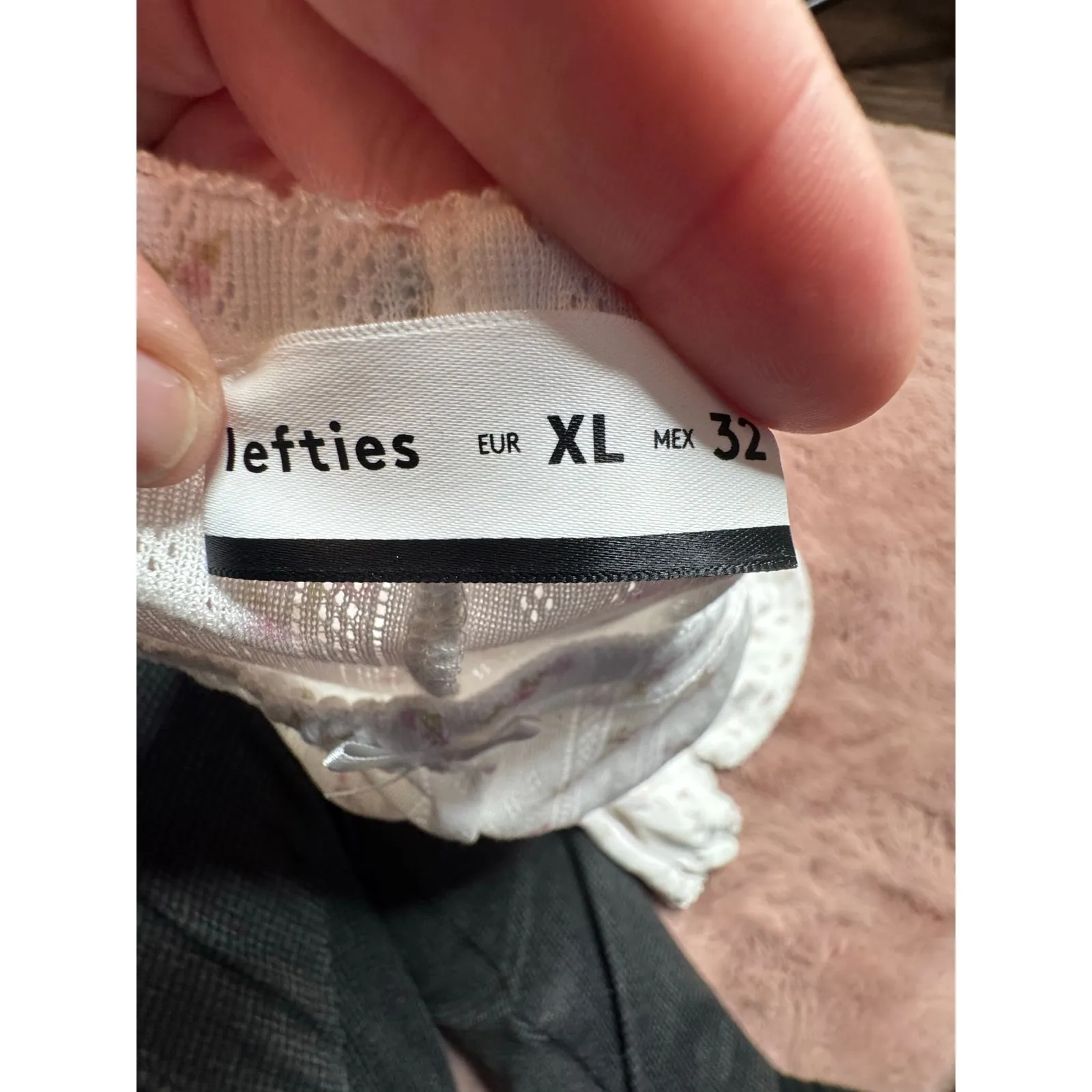 Lefties Women’s Large White Floral Lace Mini Shorts Bow Detail - Image 4