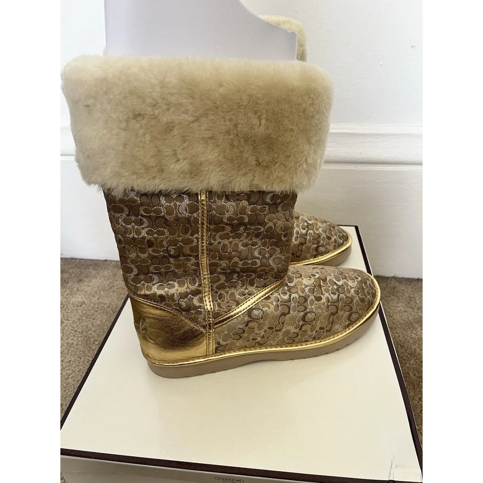 Coach Shearling Boots 9 Nikole Gold Metallic Logo Winter Snow Outdoors Urban New - Image 10