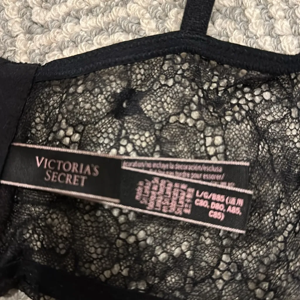 Victoria’s Secret bra top with cap sleeve and chain down the middle front Size L - Image 5