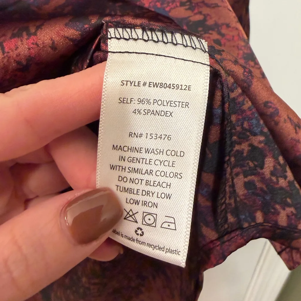 Evereve Ava Abstract Satin Top NWT Size Medium - Image 6