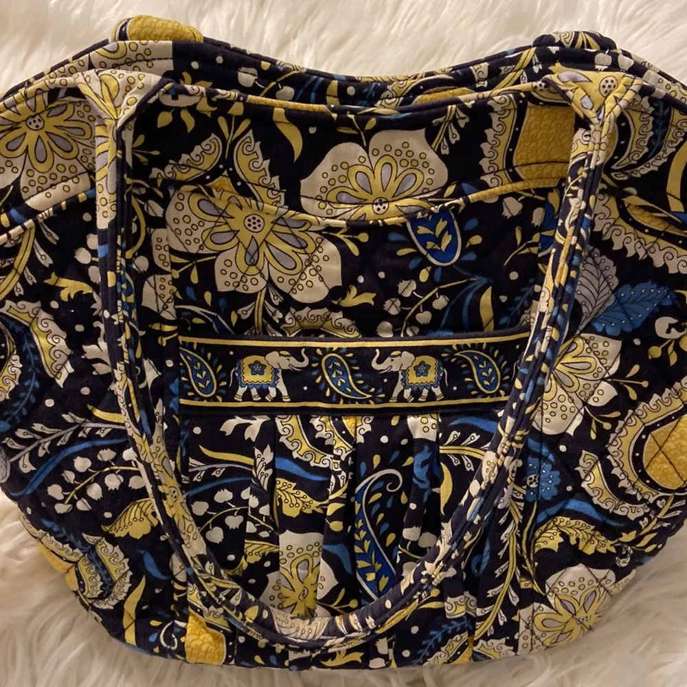 Vera Bradley Tote excellent condition no rips or stain or smell have zipper - Image 6