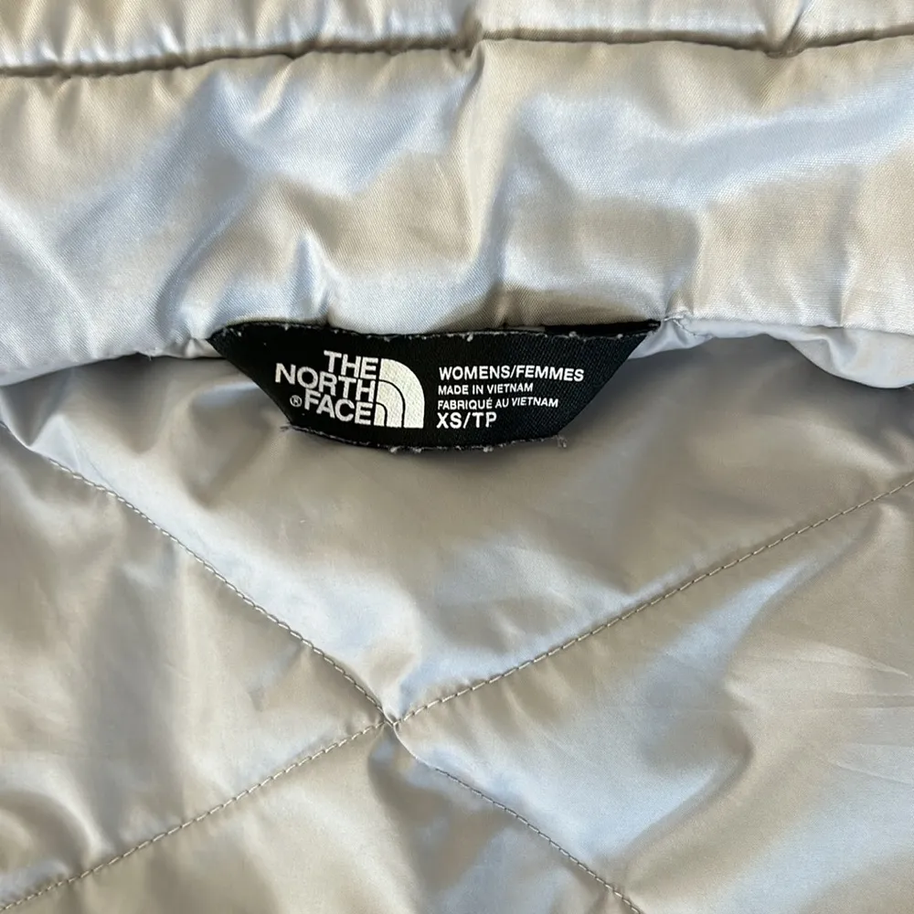 The North Face 550 Down Filled Cream/ Gray Insulated Vest - Image 5