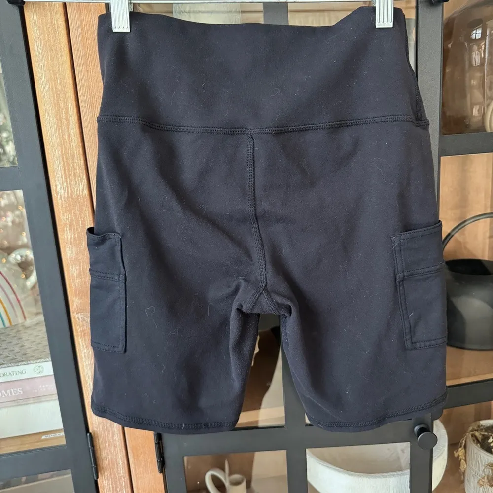 Alo Yoga Biker Shorts High rise Waist Cargo pockets Black 7” Inseam workout - Image 4