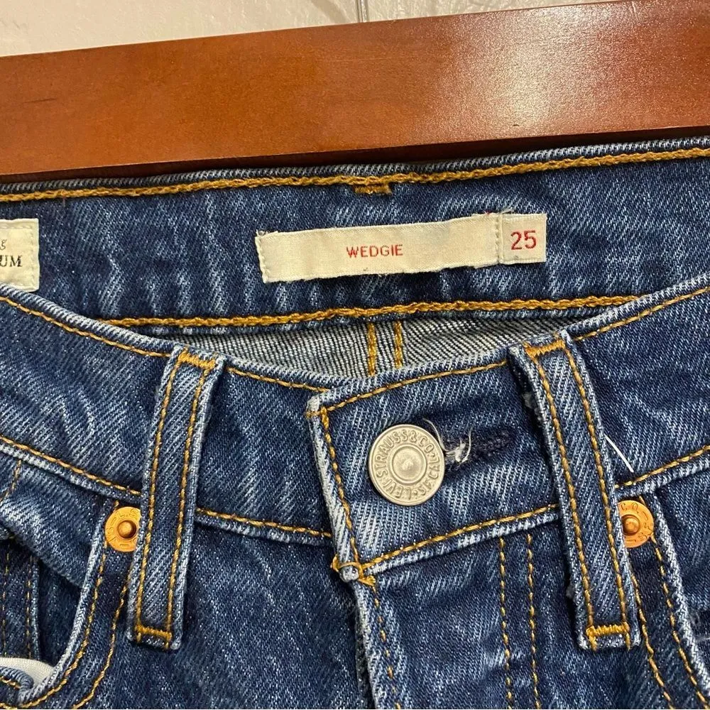 Levi’s Wedgie Icon Fit Ankle Jeans in Life’s Work Dark Wash - Image 10