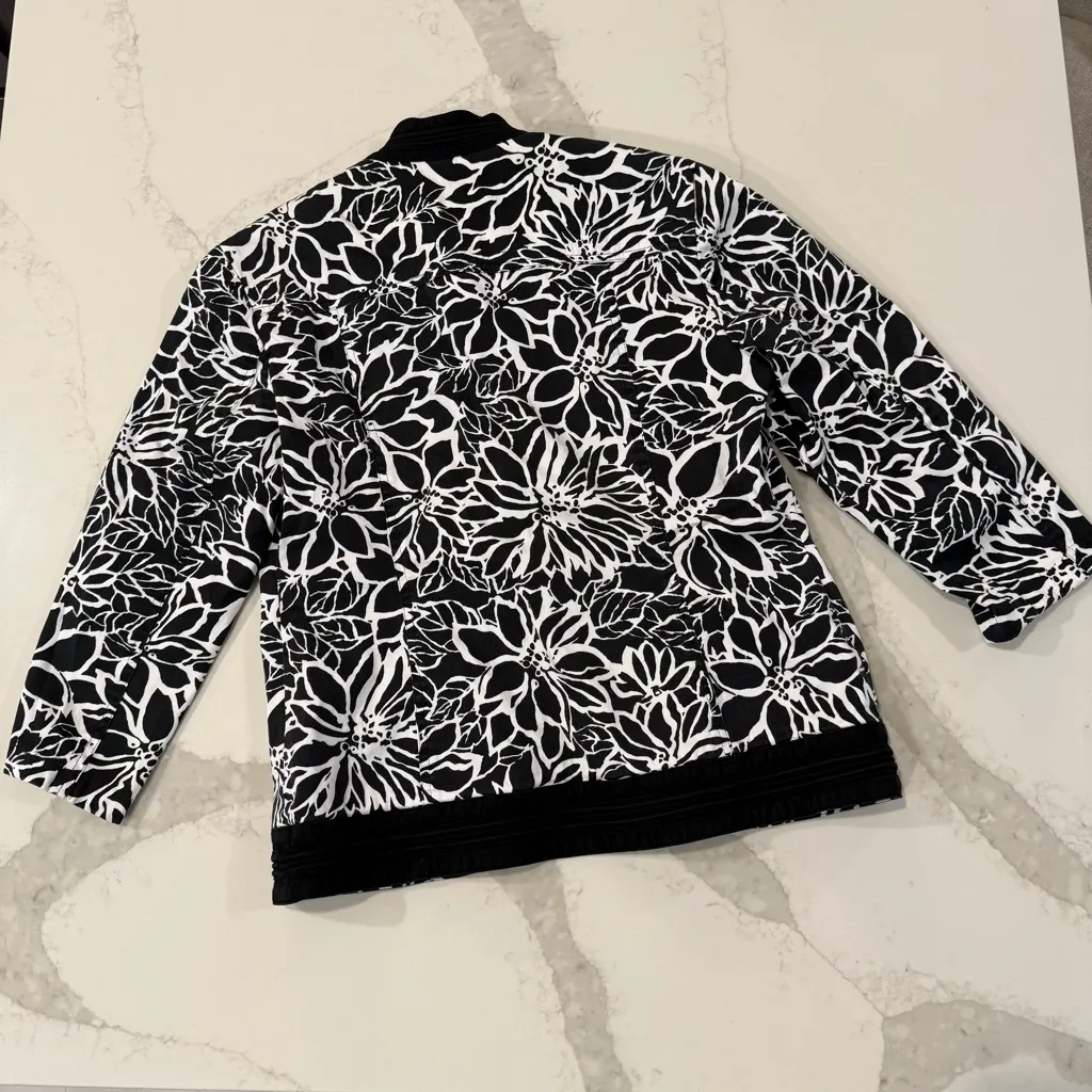 Chico's Floral Mandarin Collar Jacket Womens Medium Black/White Hook&Eye Closure - Image 7