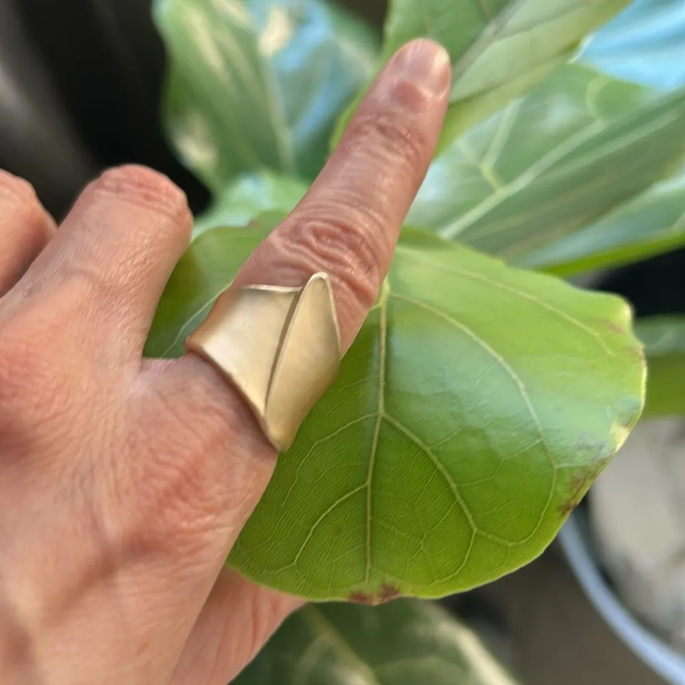 Gold tone boho 6.5 minimalist chic cool artsy lightweight fairy smooth ring​​ - Image 3