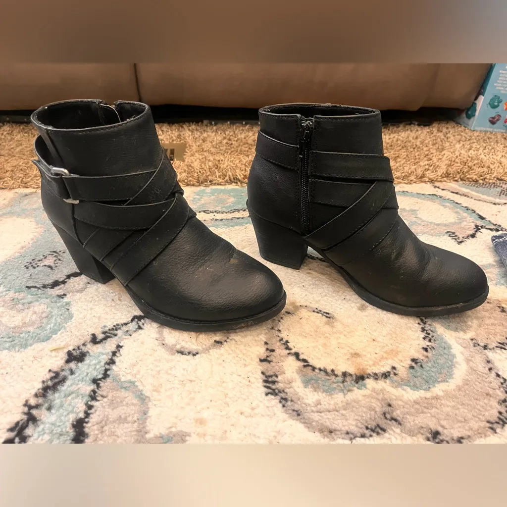 American Eagle Black Ankle heal Boots Sz 6 1/2 W - Image 2