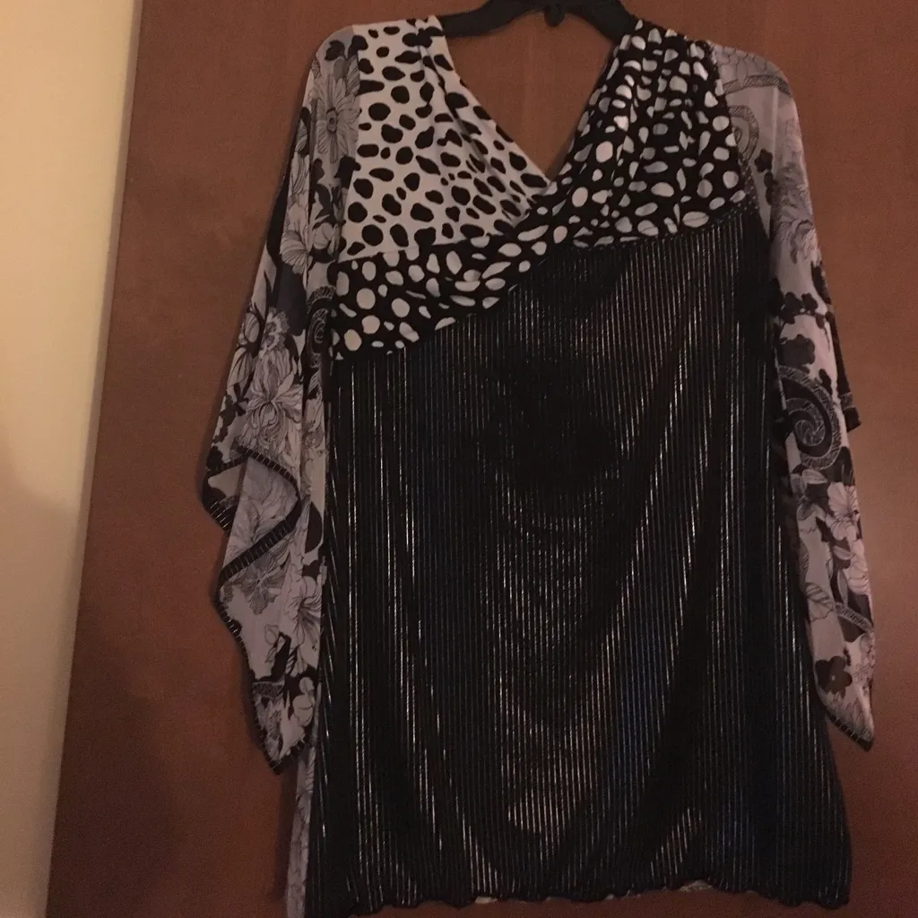 🇺🇸 BOGO Unique black and white top Size L - Image 5