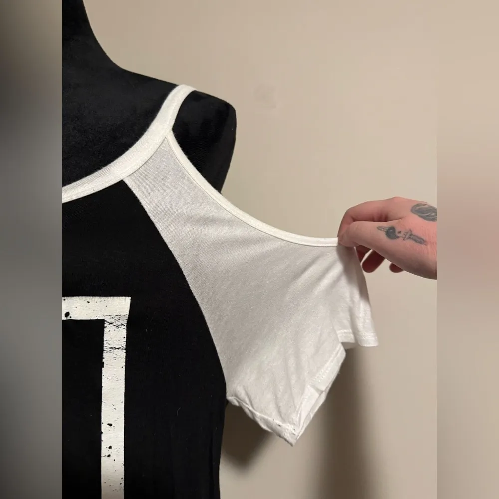 EUC Scotty Black and White Coffee Days Whiskey Nights Cold Shoulder Top size XL - Image 6