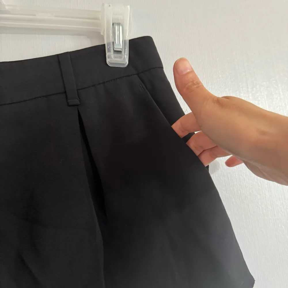 Aritzia Babaton Black Pleated Mini Shorts Size 2 - Image 5