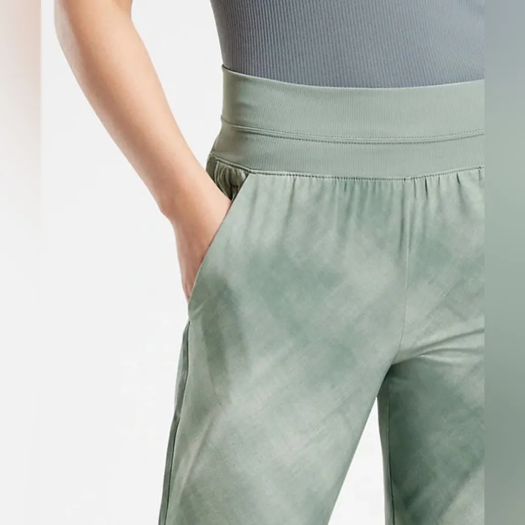 ATHLETA Nolita Slim Tapered
Printed Crop Pant 2P Denali Grey Green - Image 3