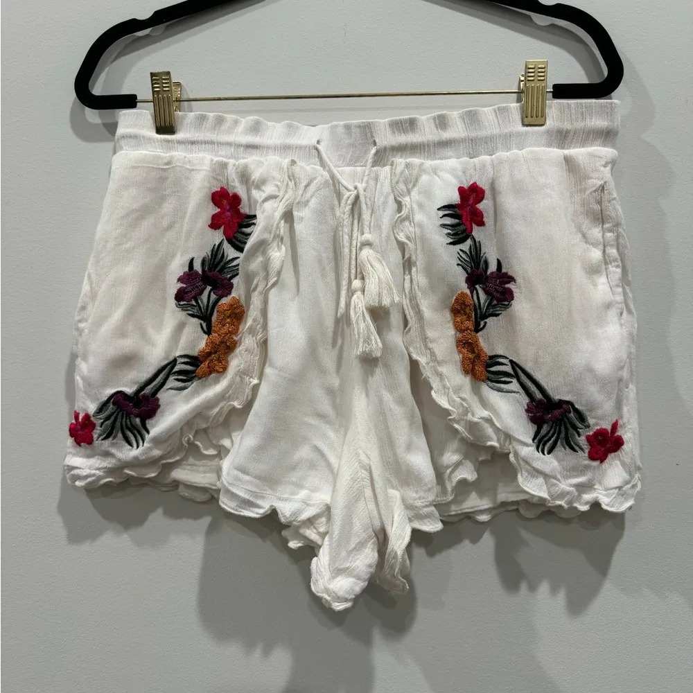 Lovers and Friends Serene Shorts in Ivory Size L GUC - Image 2